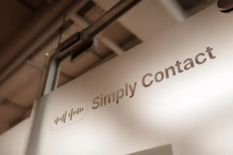 Logoul Simply Contact pe peretele biroului