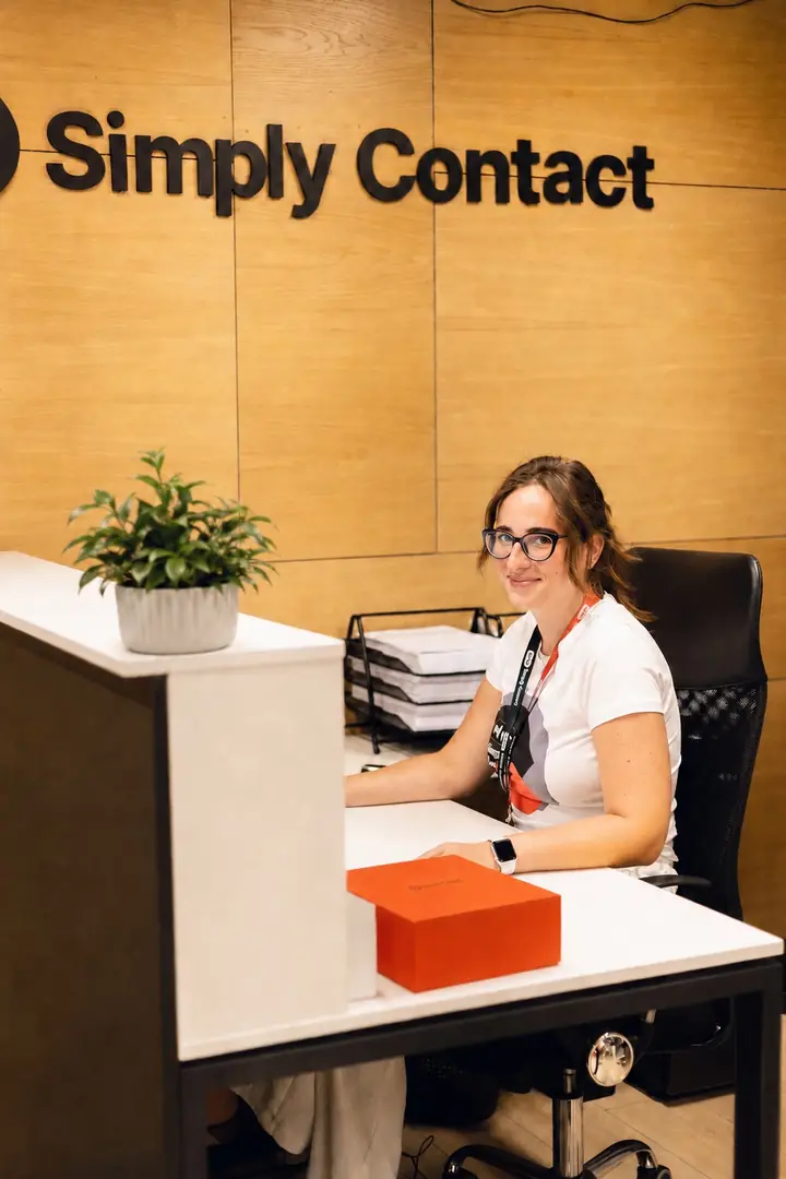 Recepția biroului Simply Contact, cu sigla pe perete